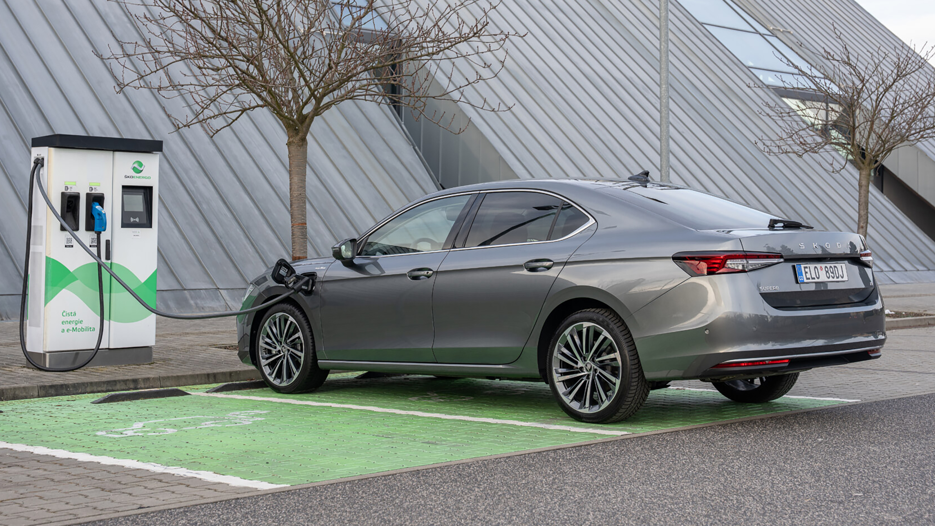 Skoda Superb iV - rear charging