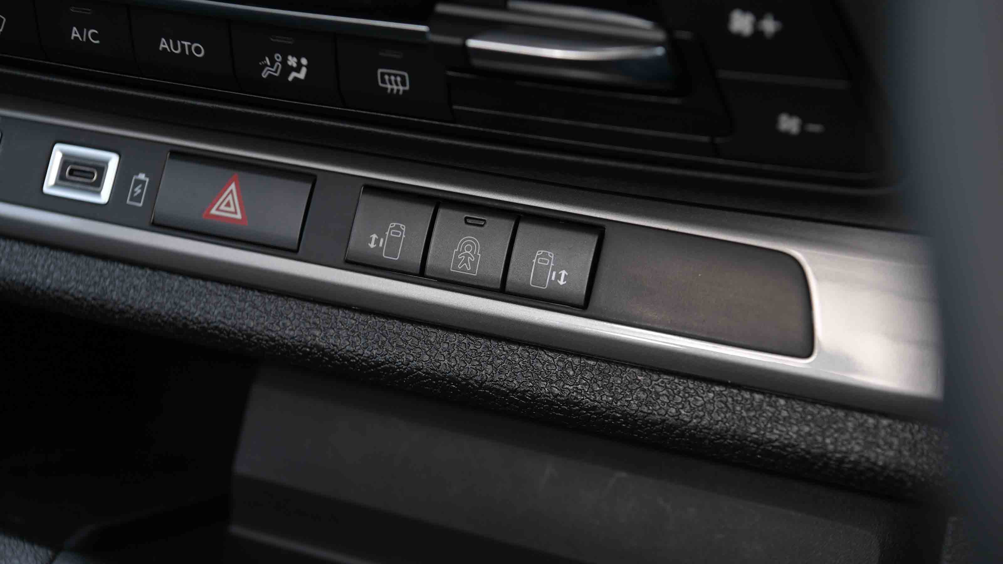 Vauxhall Vivaro Life - sliding rear door controls