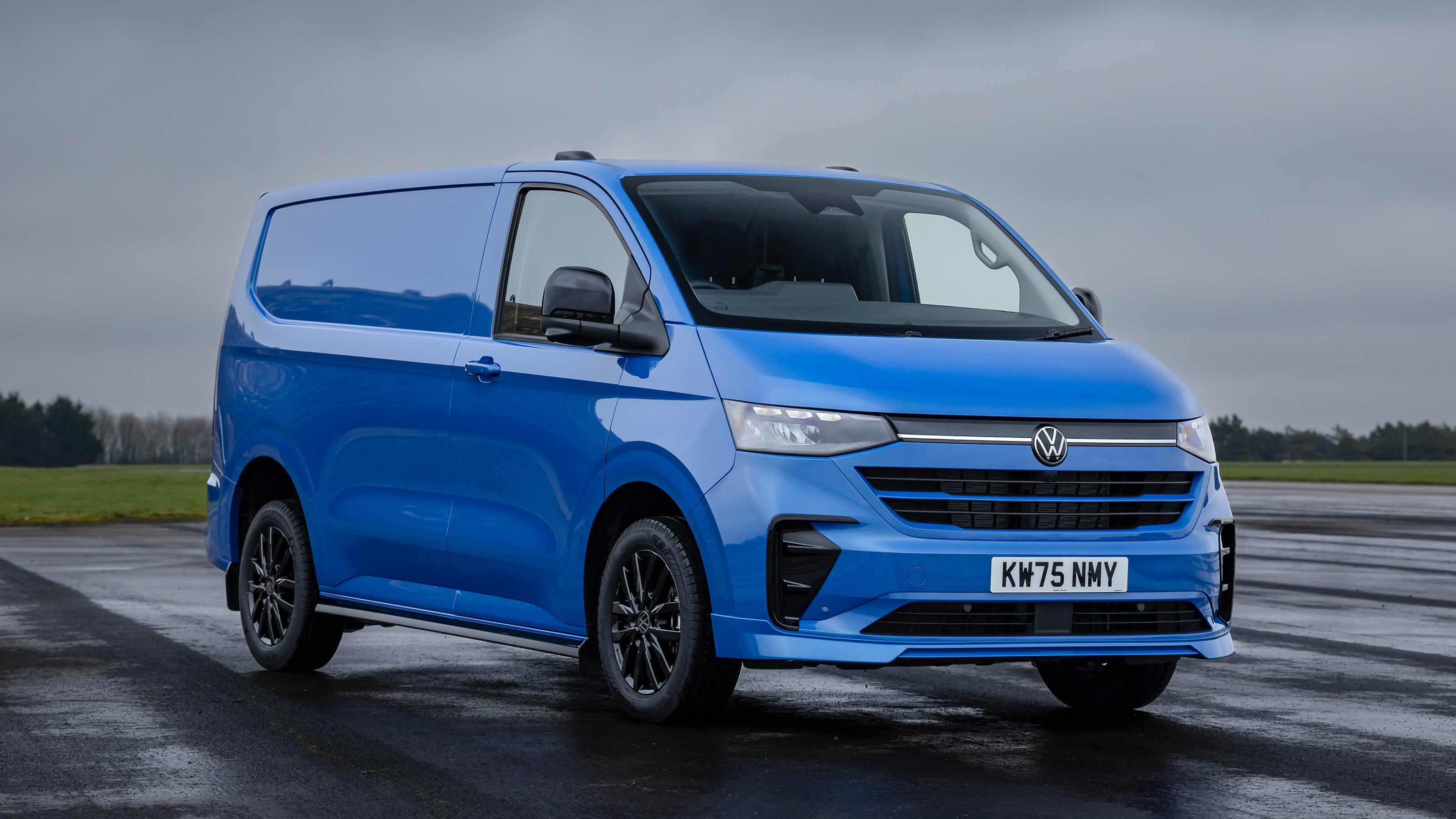 Volkswagen Transporter Commerce Pro S - front static 