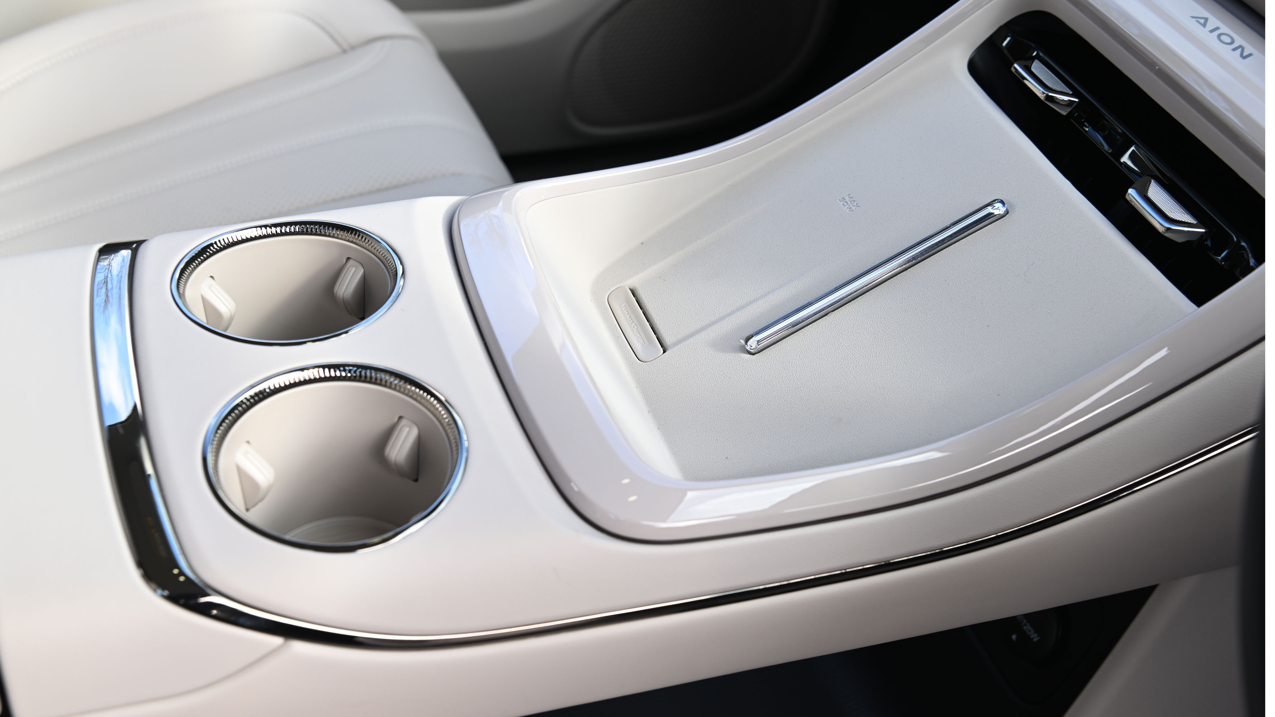 Aion V - centre console