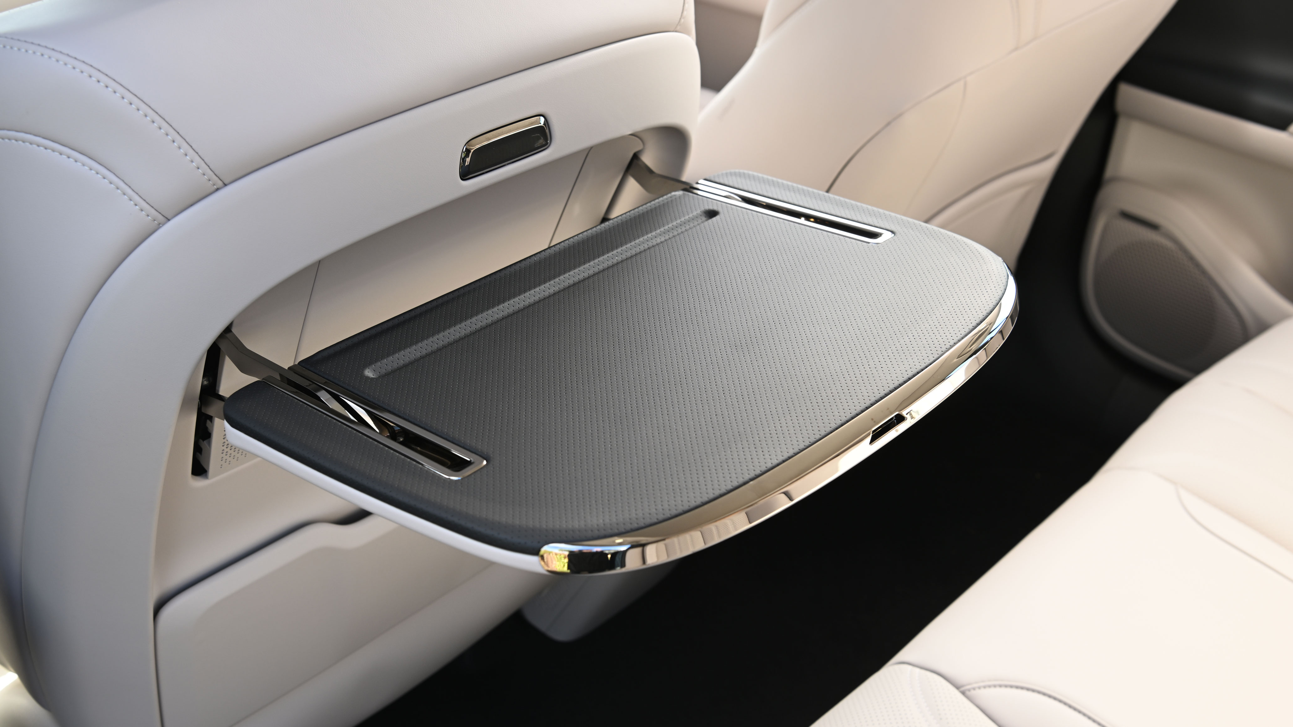 Aion V - tray table