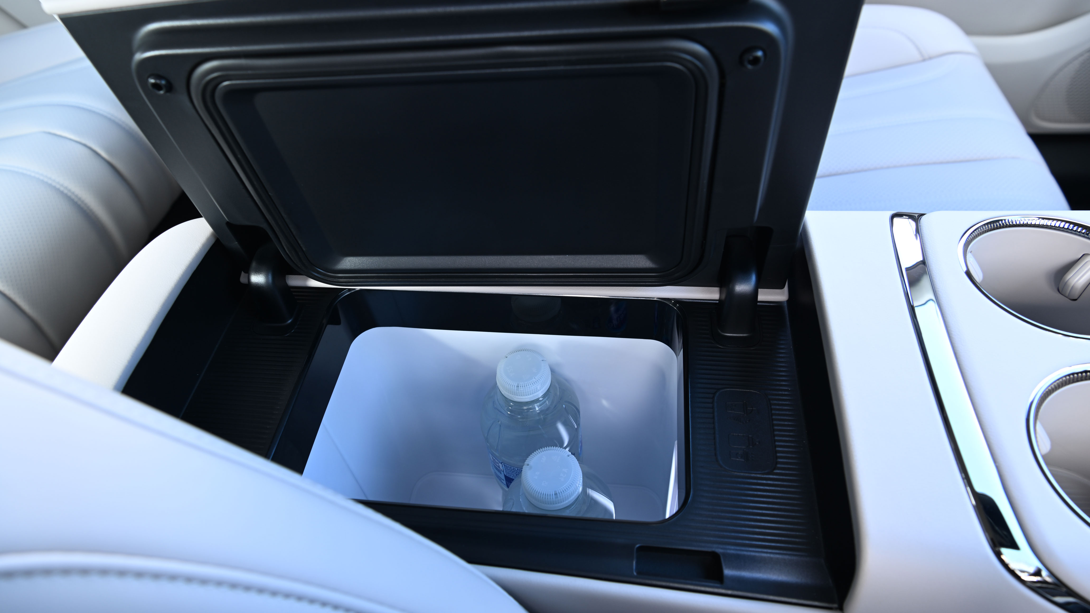 Aion V - cool box