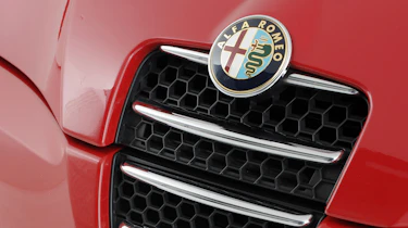 Alfa Romeo Spider - grill badge
