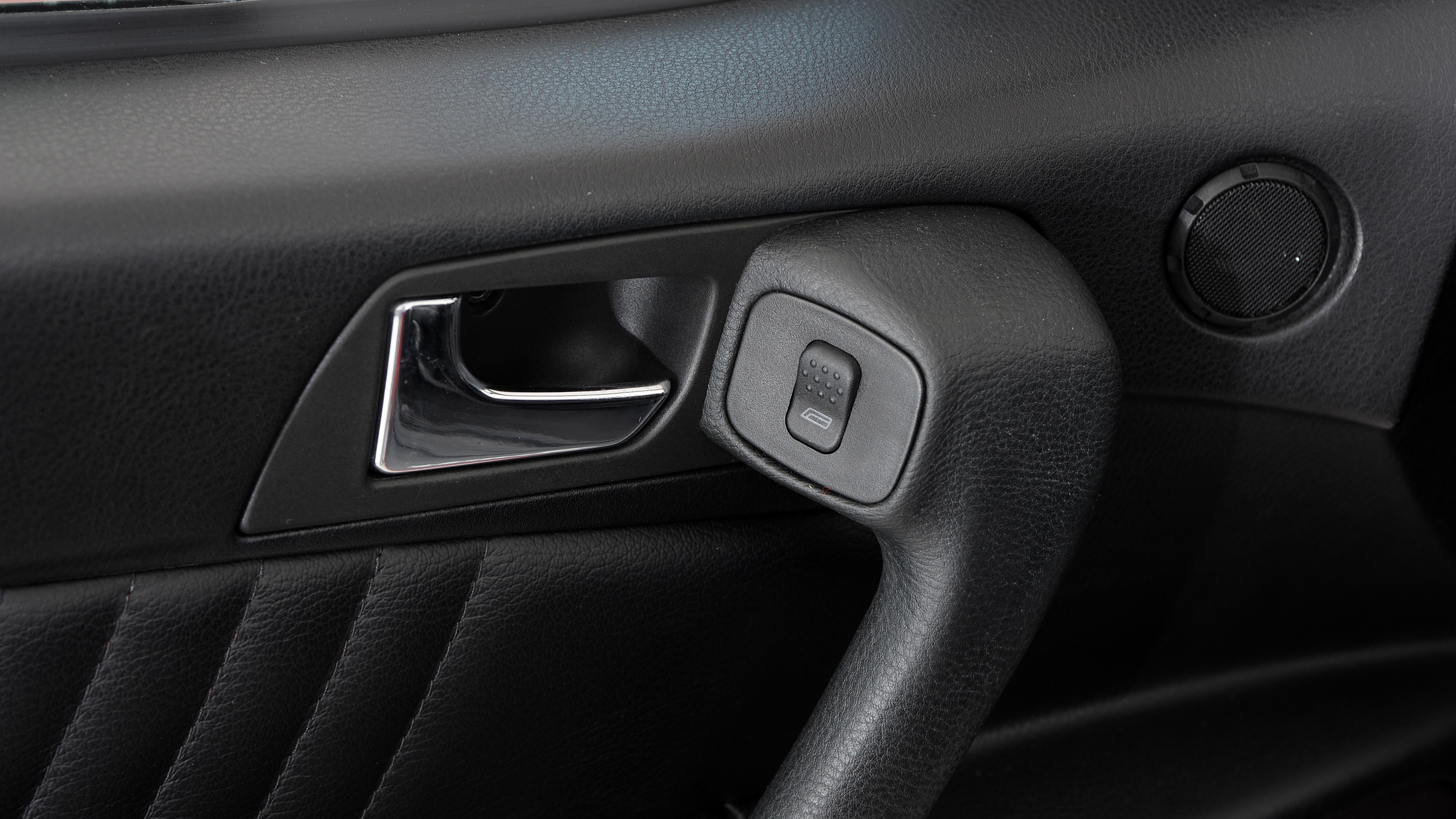 Alfa Romeo Spider - interior door handle