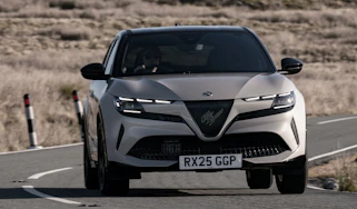 Alfa Romeo Junior Ibrida - cornering