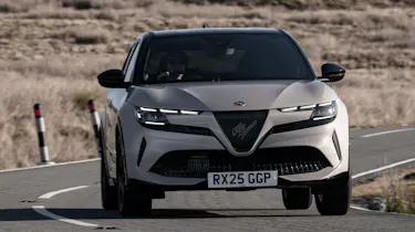 Alfa Romeo Junior Ibrida - cornering