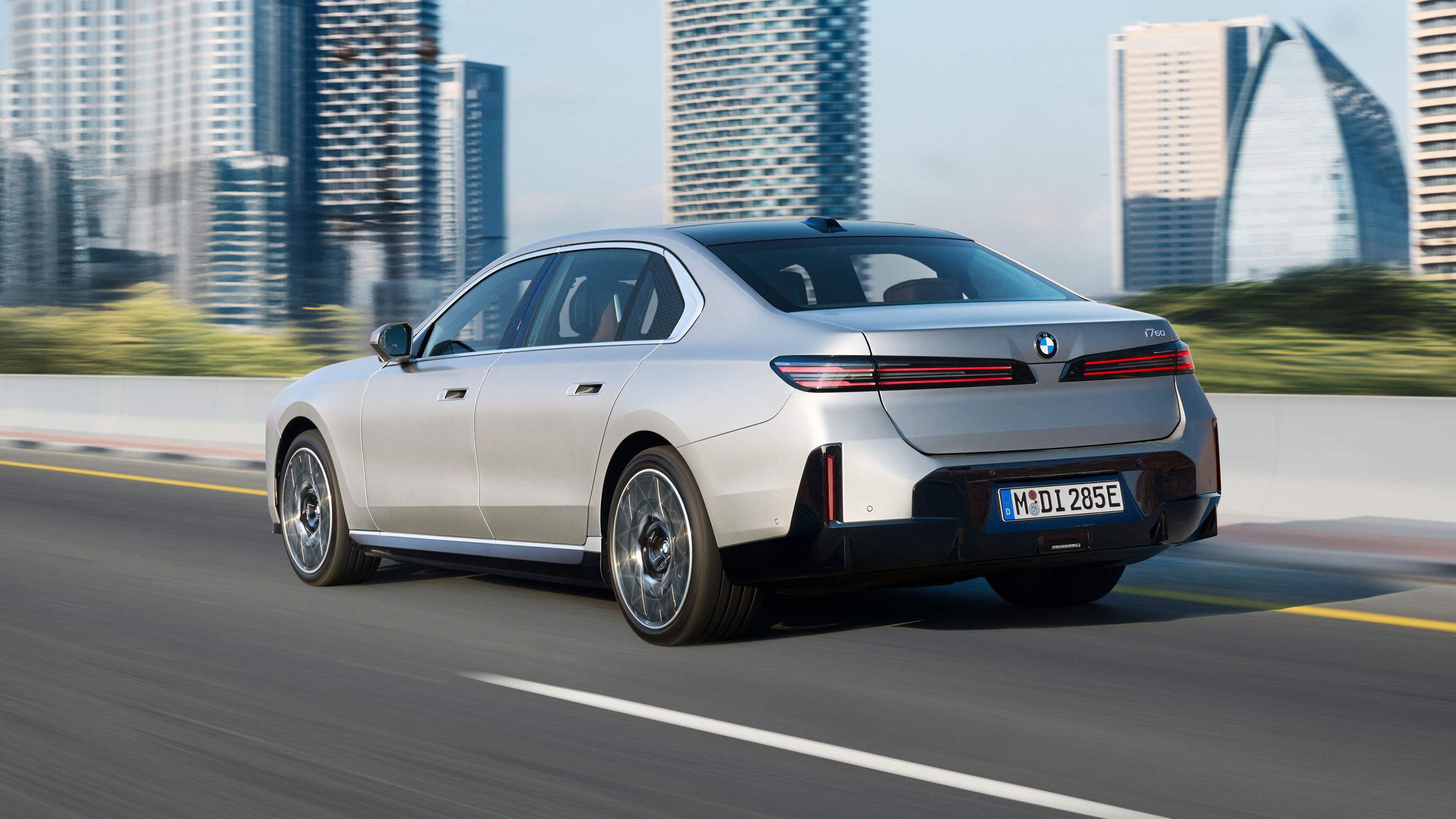 BMW i7 - rear city