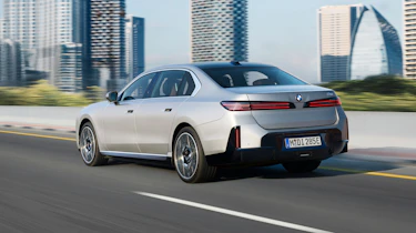 BMW i7 - rear city