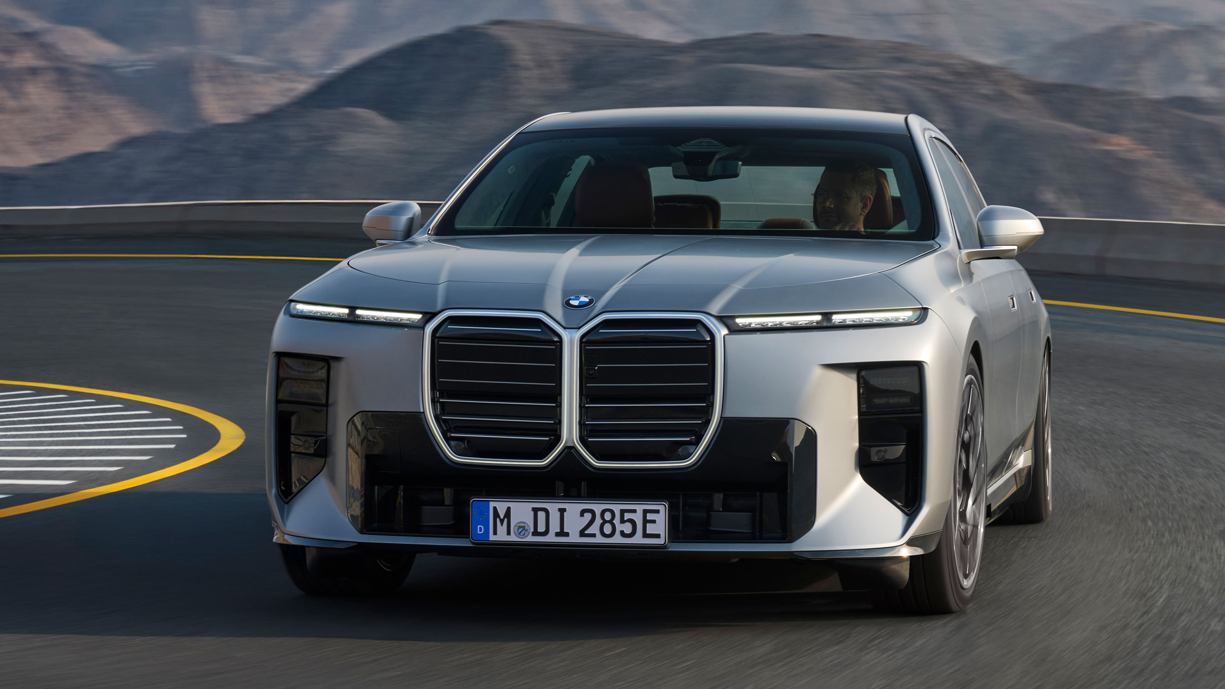 BMW i7 - front cornering