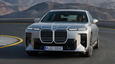 BMW i7 - front cornering