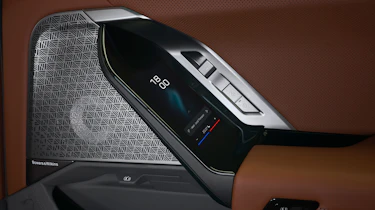 BMW i7 - door controls