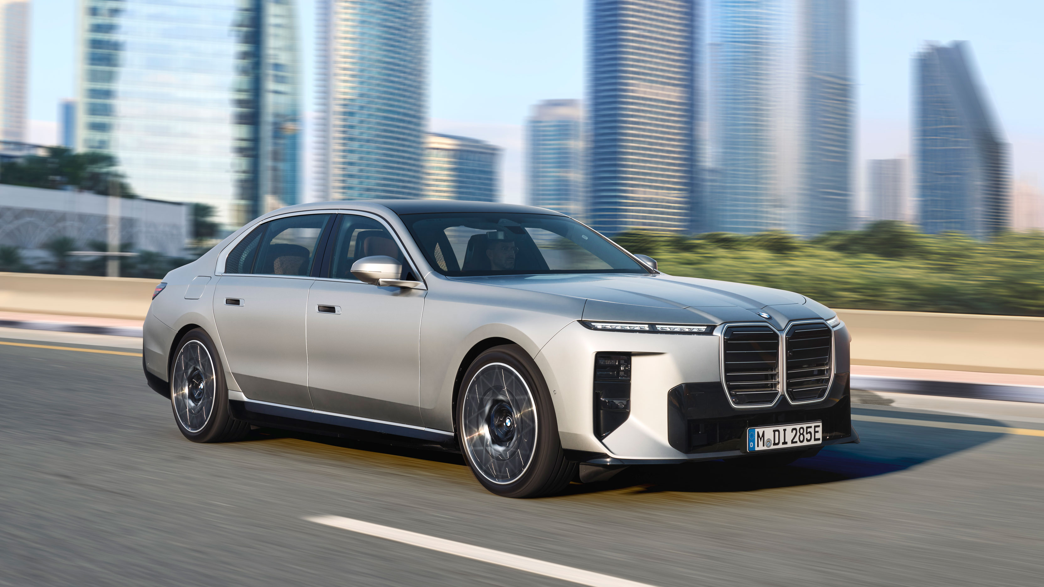 BMW i7 - front city