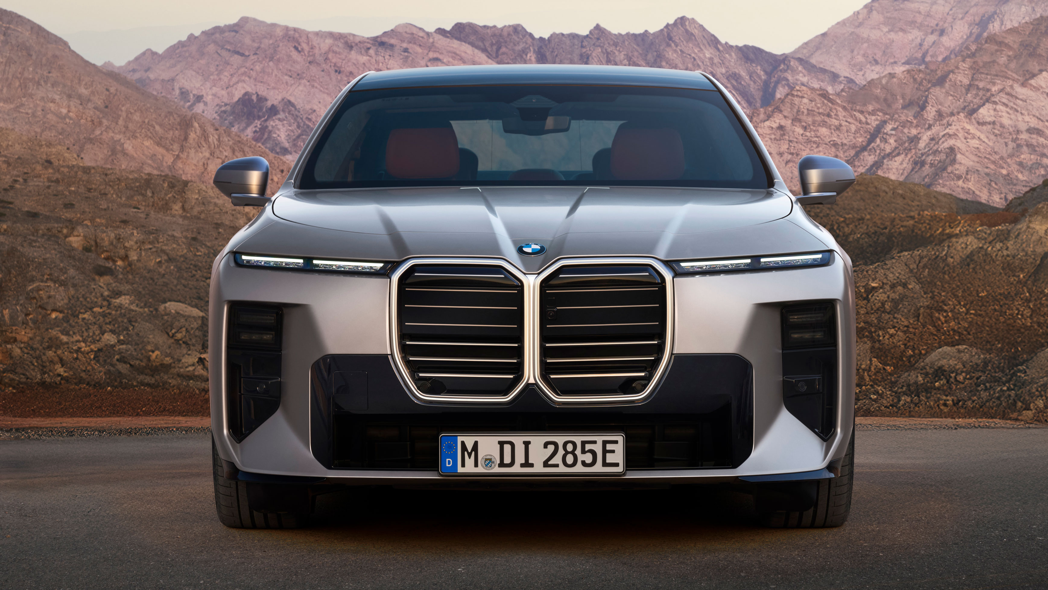 BMW i7 - full front