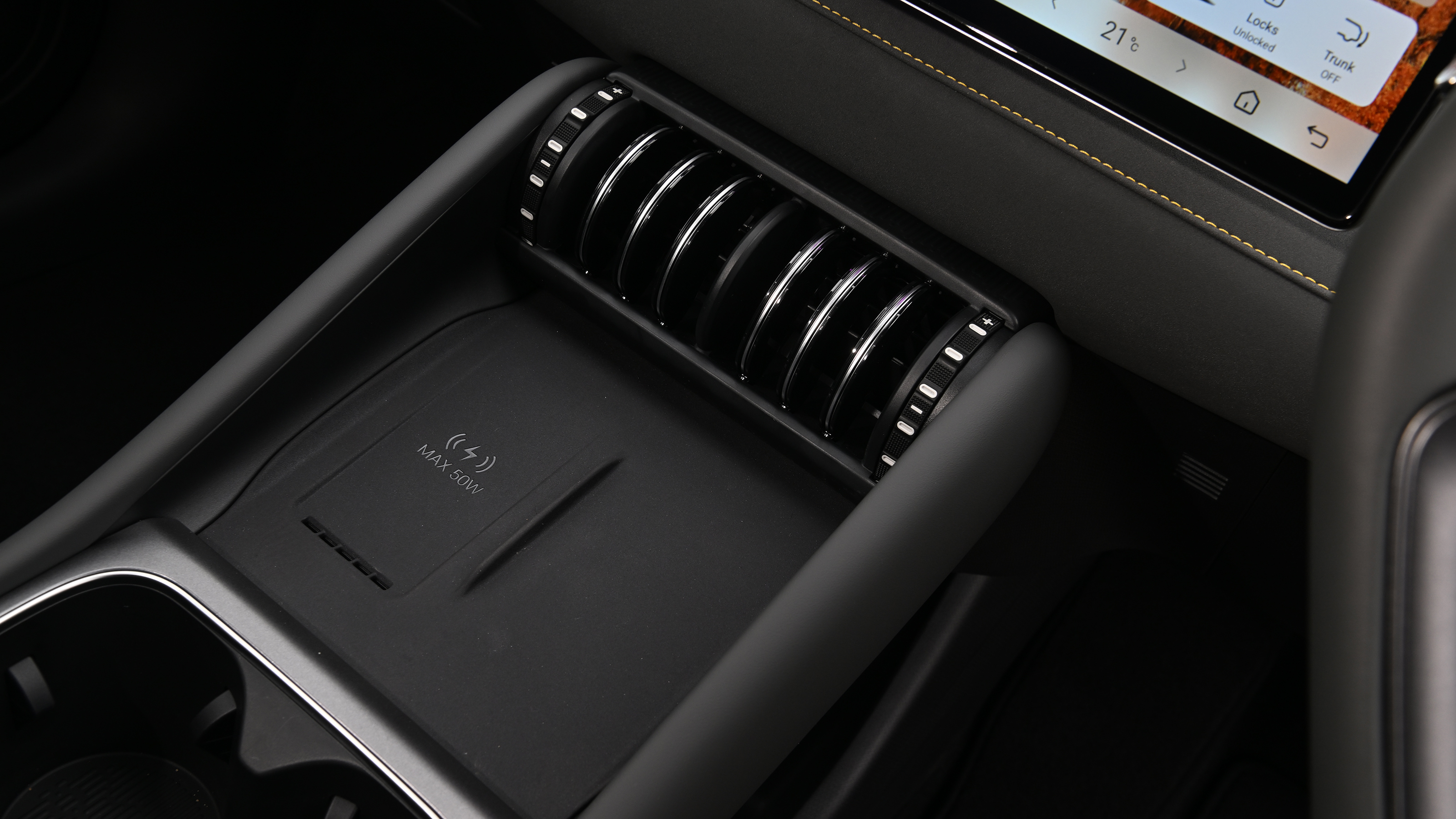 BYD Atto 3 EVO - wireless charging pad