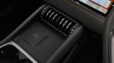 BYD Atto 3 EVO - wireless charging pad
