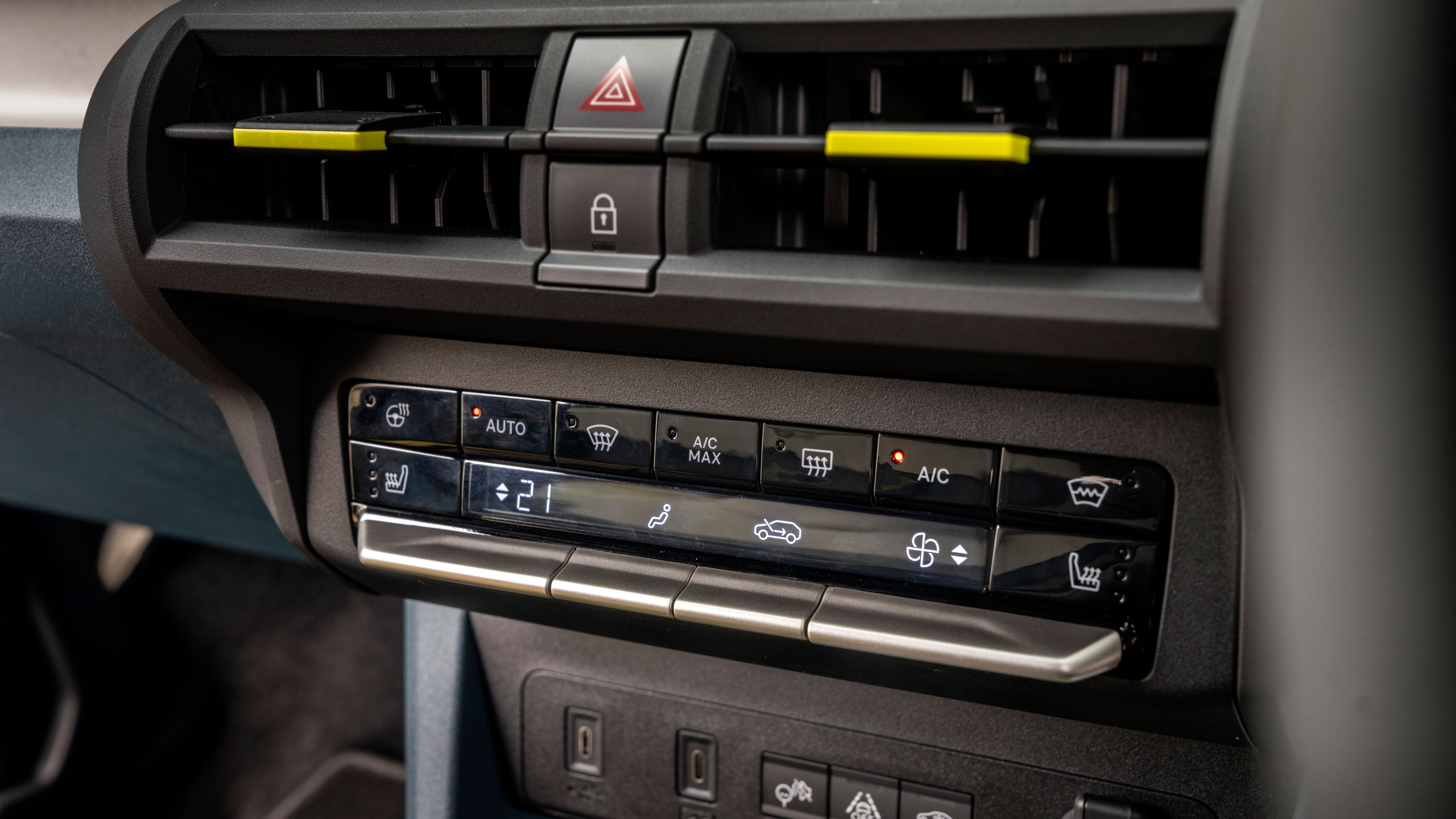 Fiat Grande Panda Hybrid UK - centre console