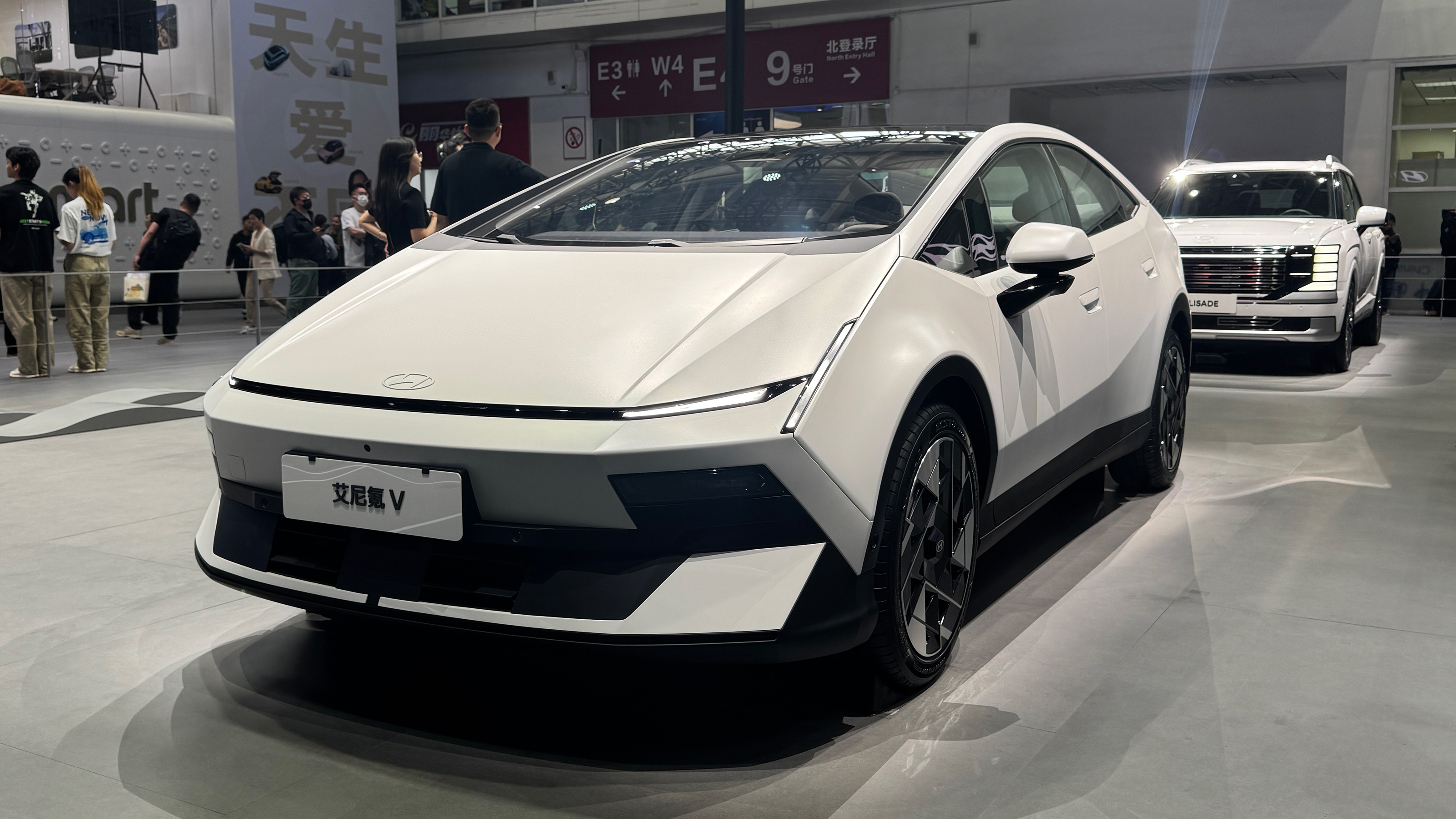 Hyundai Ioniq V - front 3/4