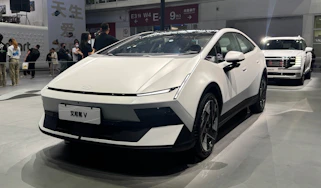 Hyundai Ioniq V - front 3/4