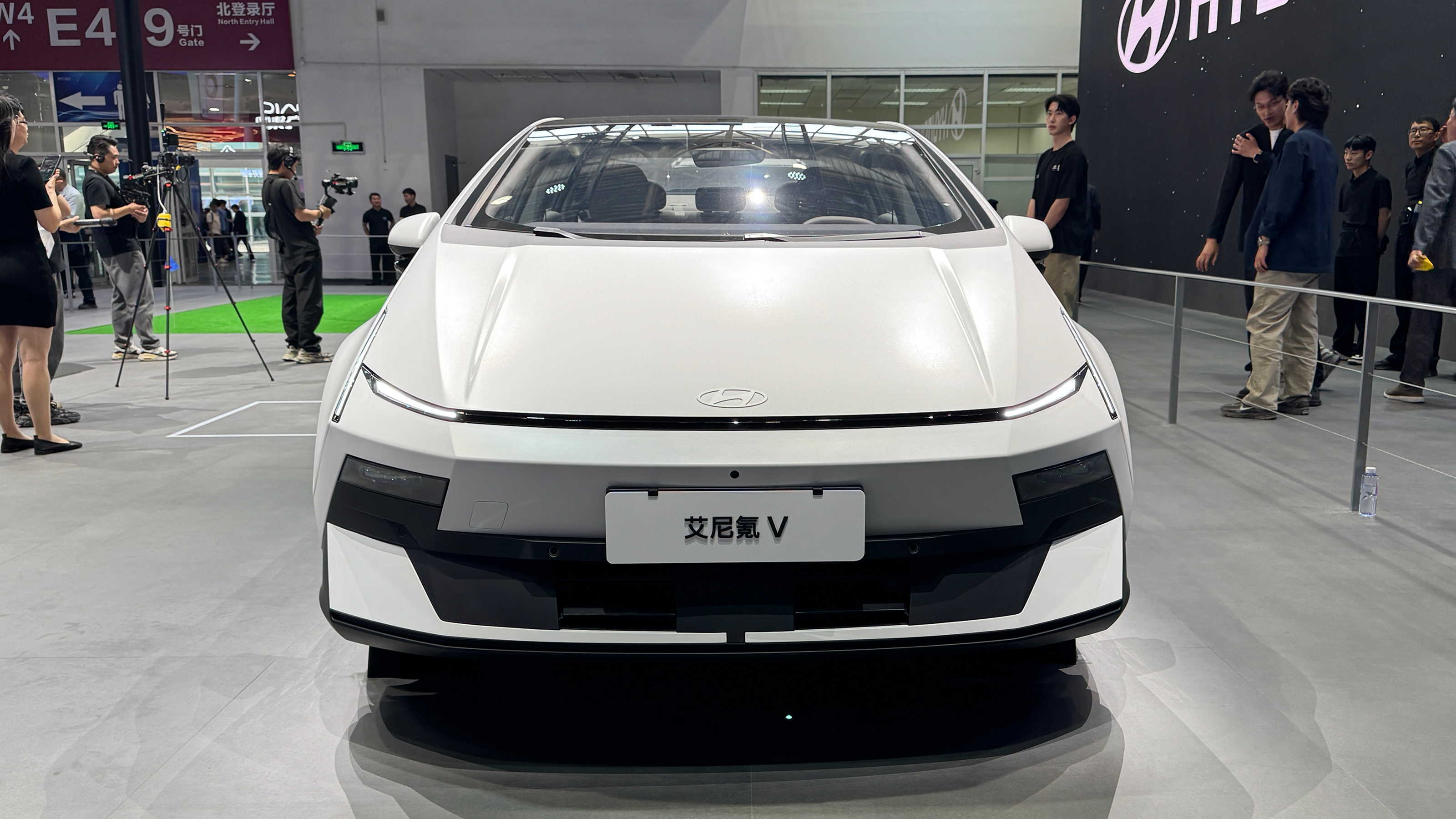 Hyundai Ioniq V - front end