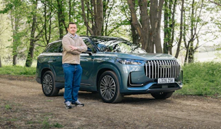 Auto Express senior content editor Shane Wilkinson standing next to the Jaecoo 8