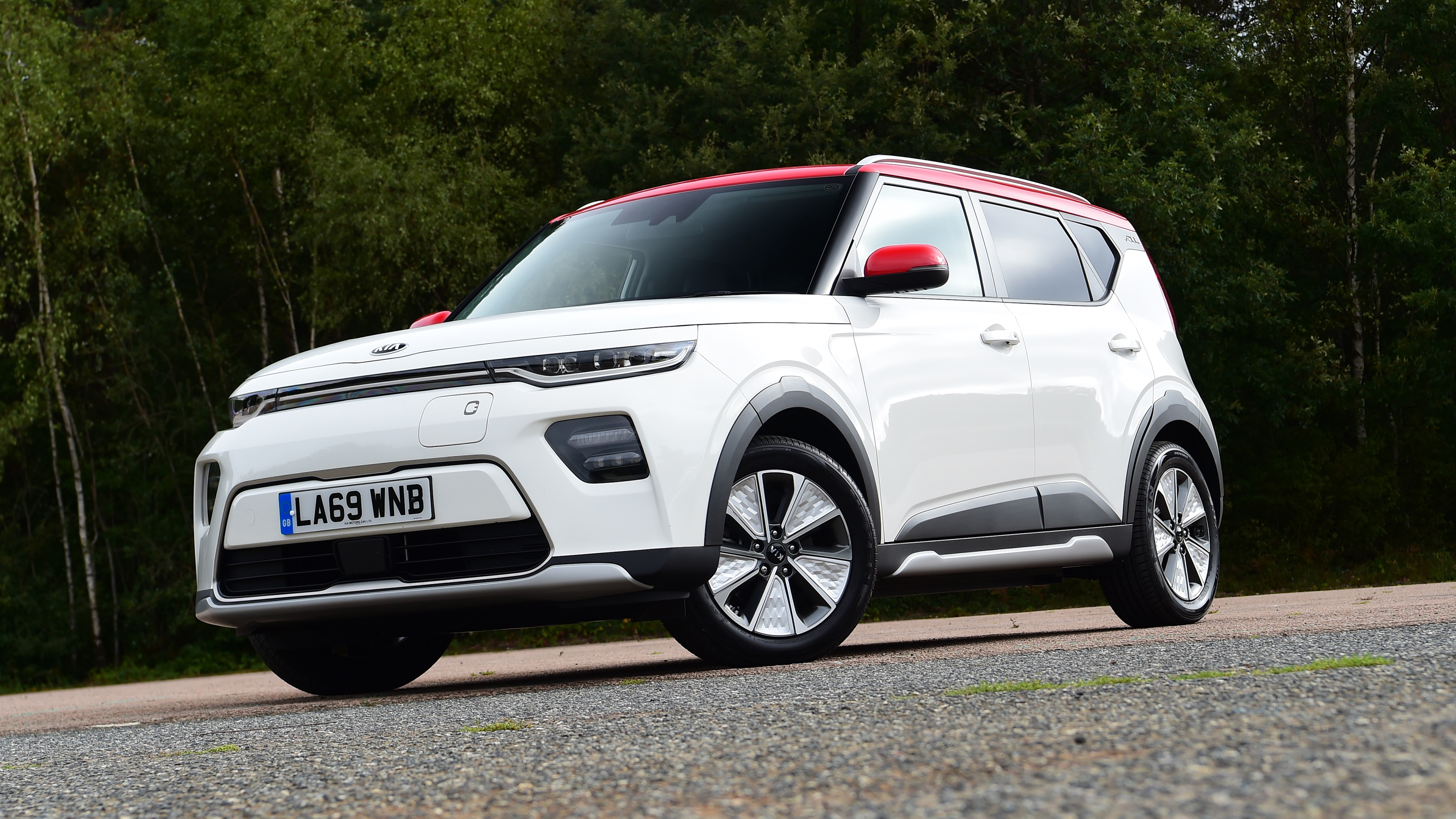 Kia Soul EV Mk3 - front static 