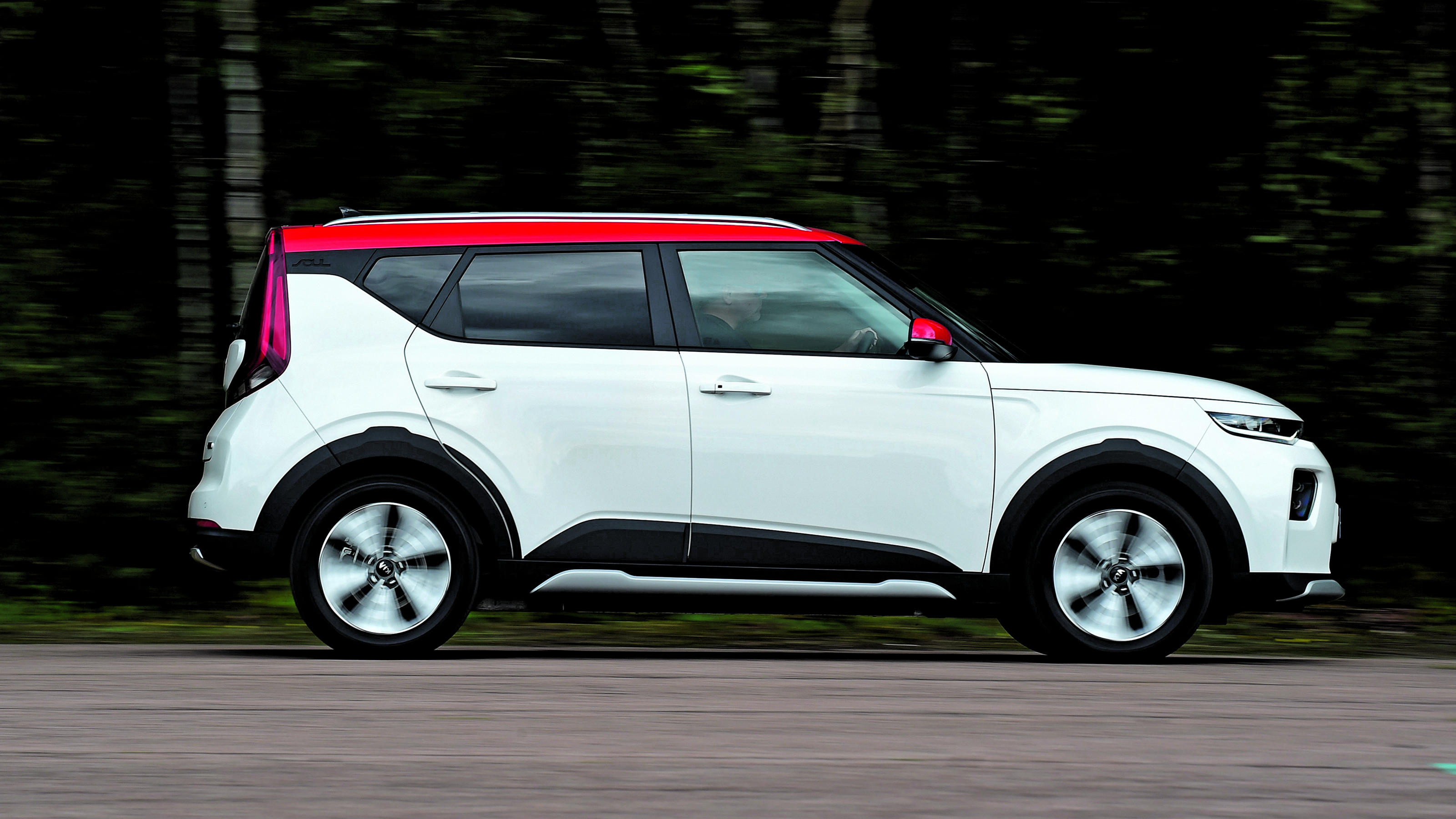 Kia Soul EV Mk3 - side action 