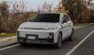 New Leapmotor B10 Hybrid EV - front tracking