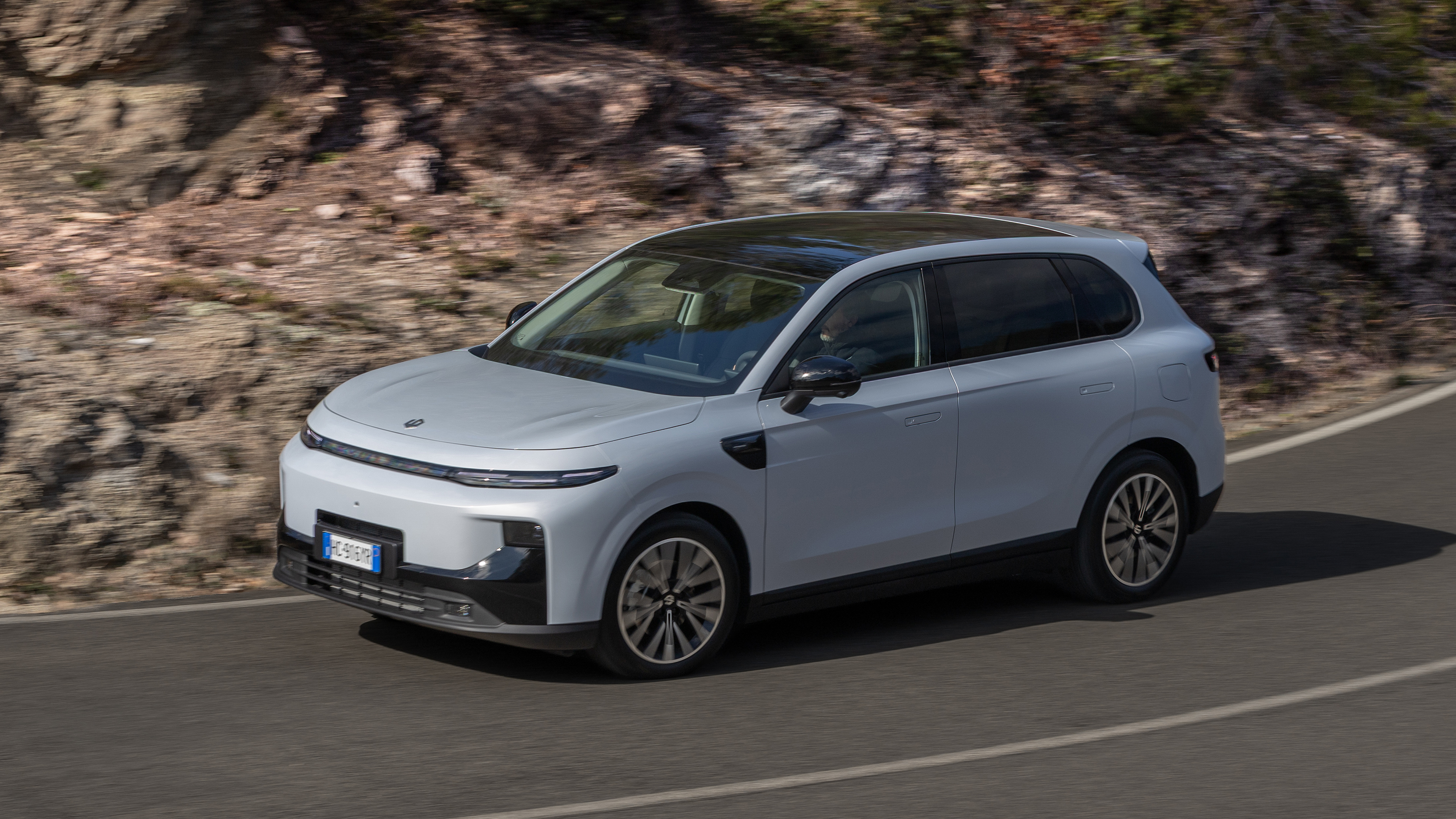 New Leapmotor B10 Hybrid EV - side action 