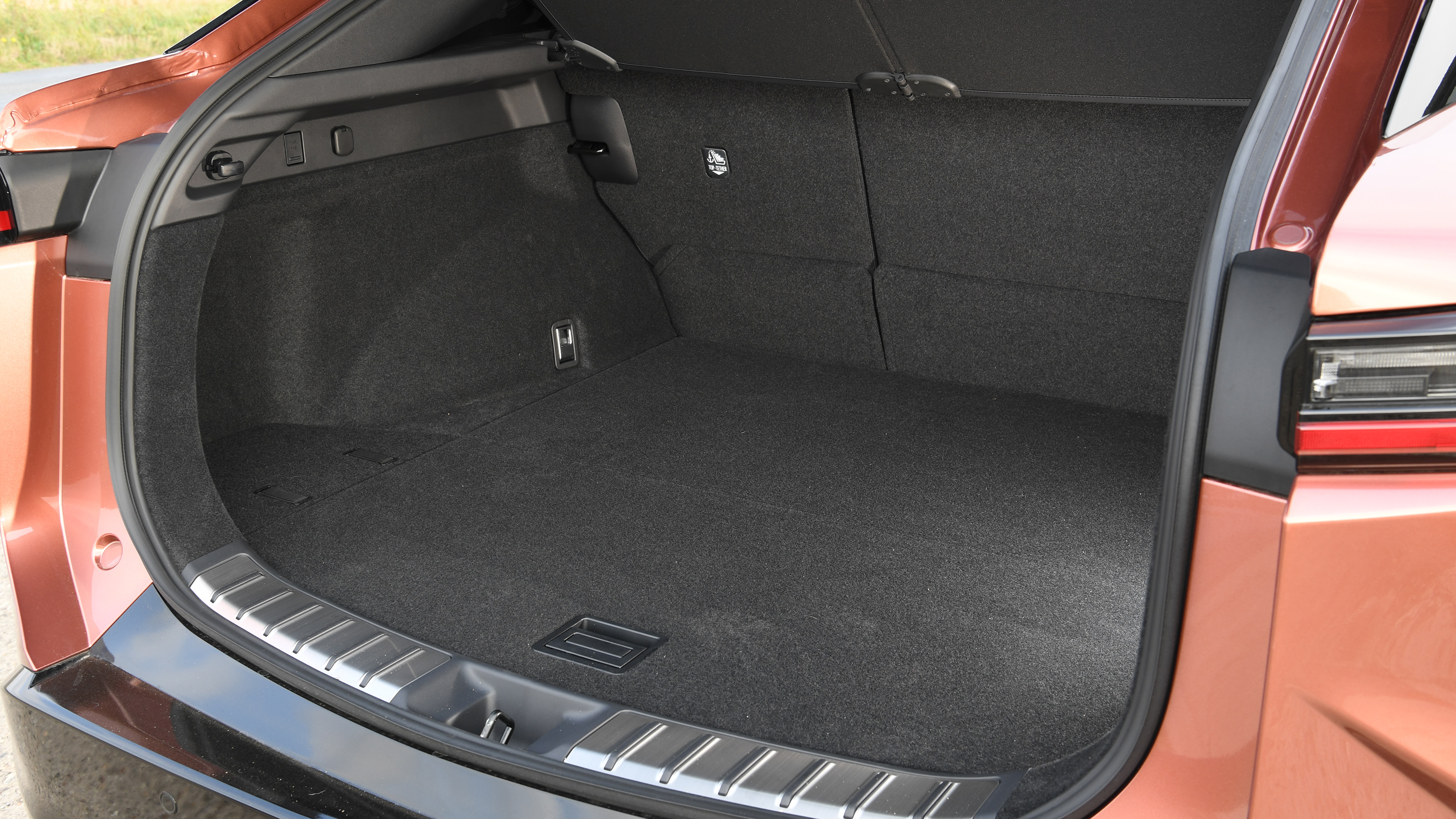 Lexus RZ - boot