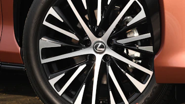 Lexus RZ - wheel