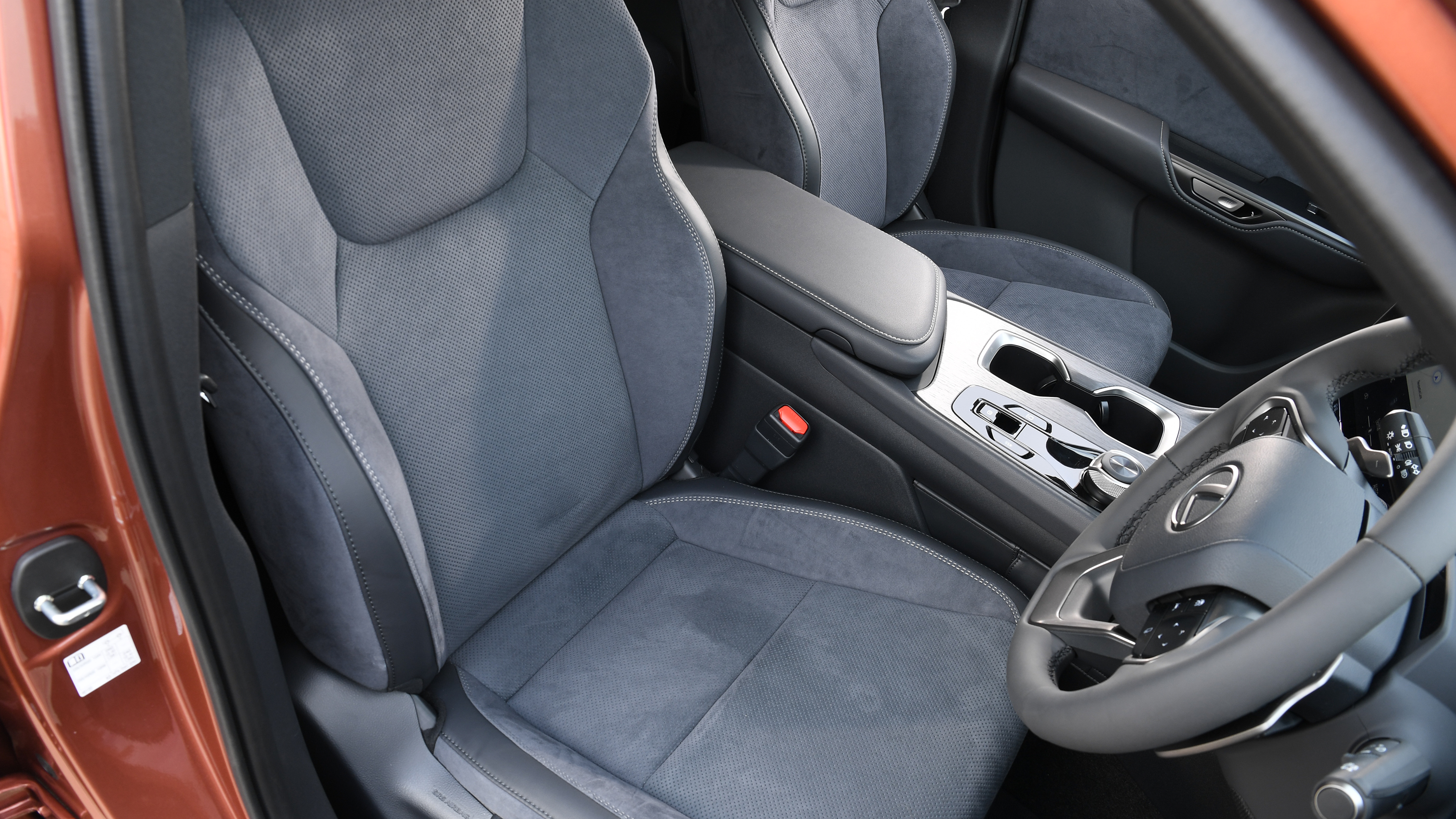 Lexus RZ - front seats