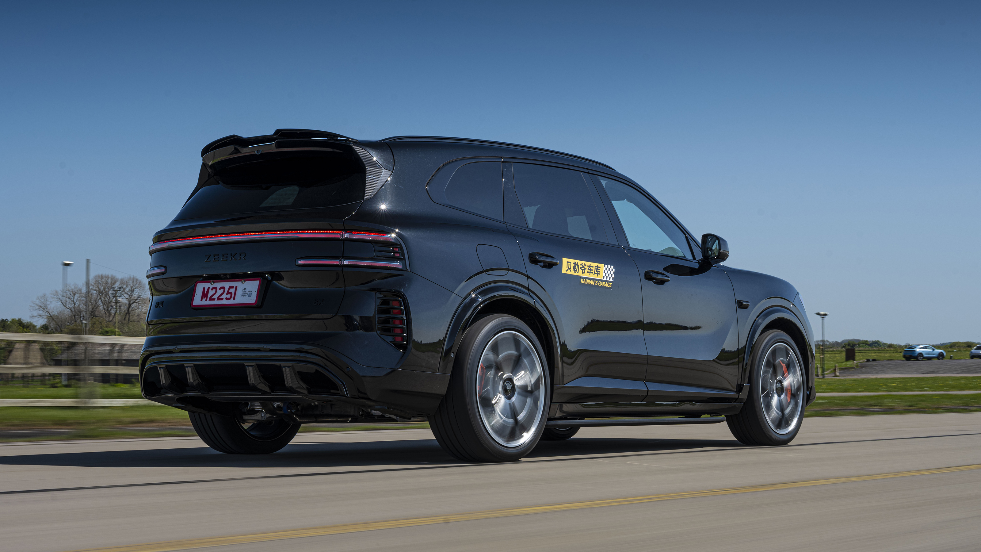 New Zeekr 8X plug-in hybrid - rear tracking 