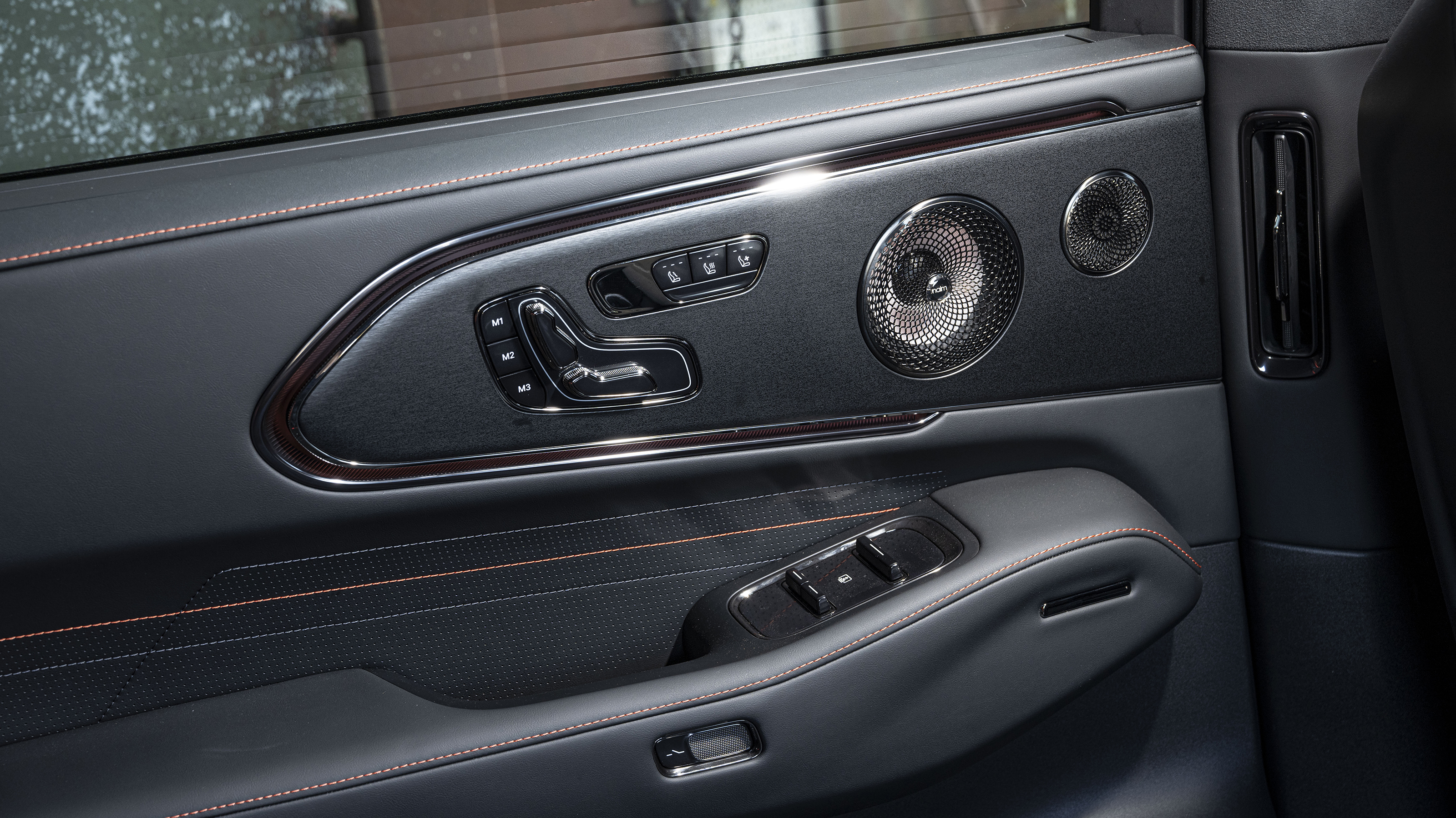 New Zeekr 8X plug-in hybrid - door controls, speaker and seat heating functions 