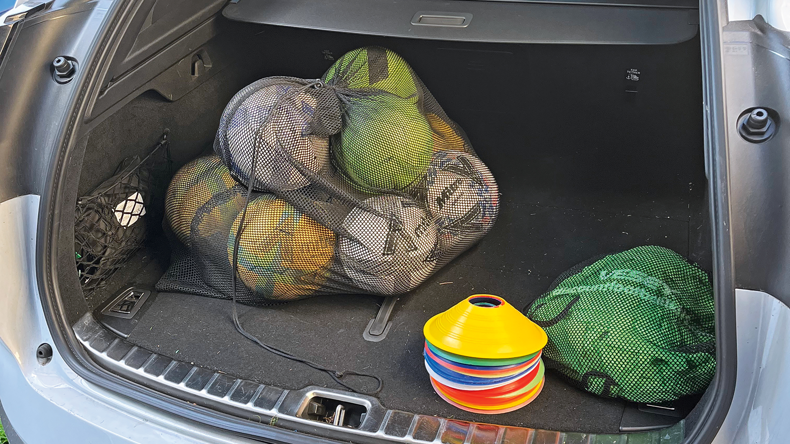 Polestar 3 Long Range Single Motor - football kit in the boot