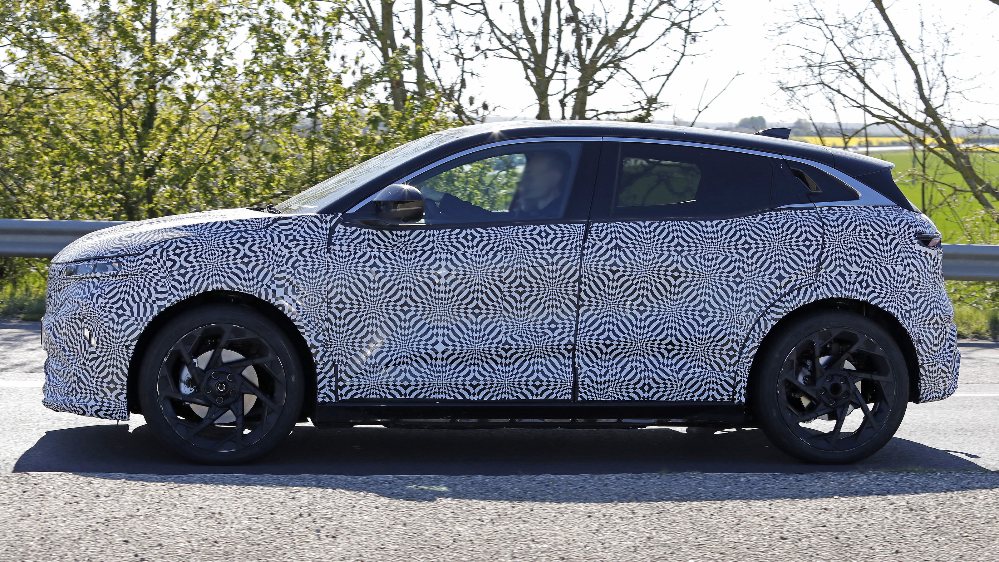 Renault Megane E-Tech Facelift - side profile