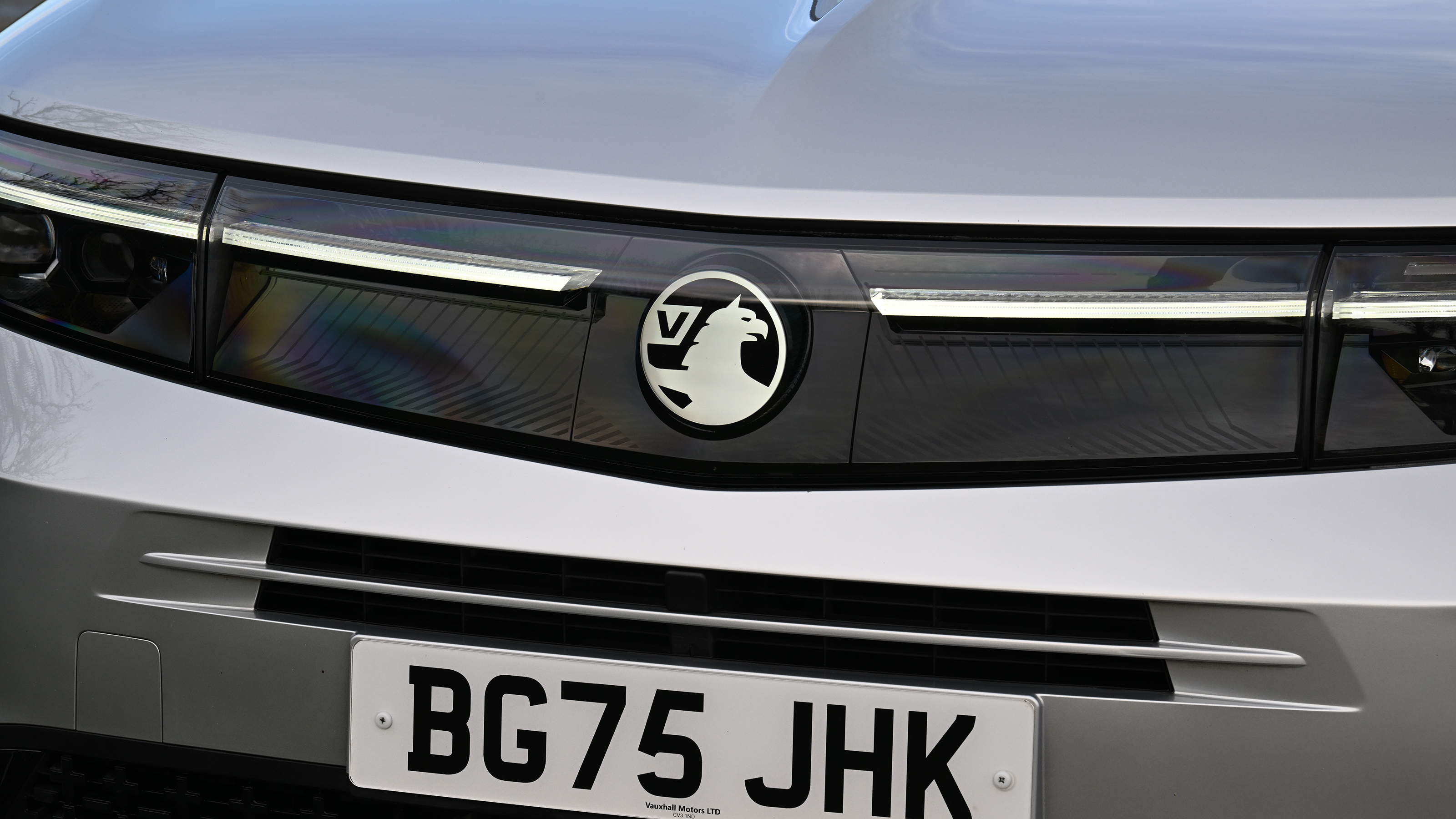 Vauxhall Grandland Hybird - illuminated grille and Vauxhall badge 