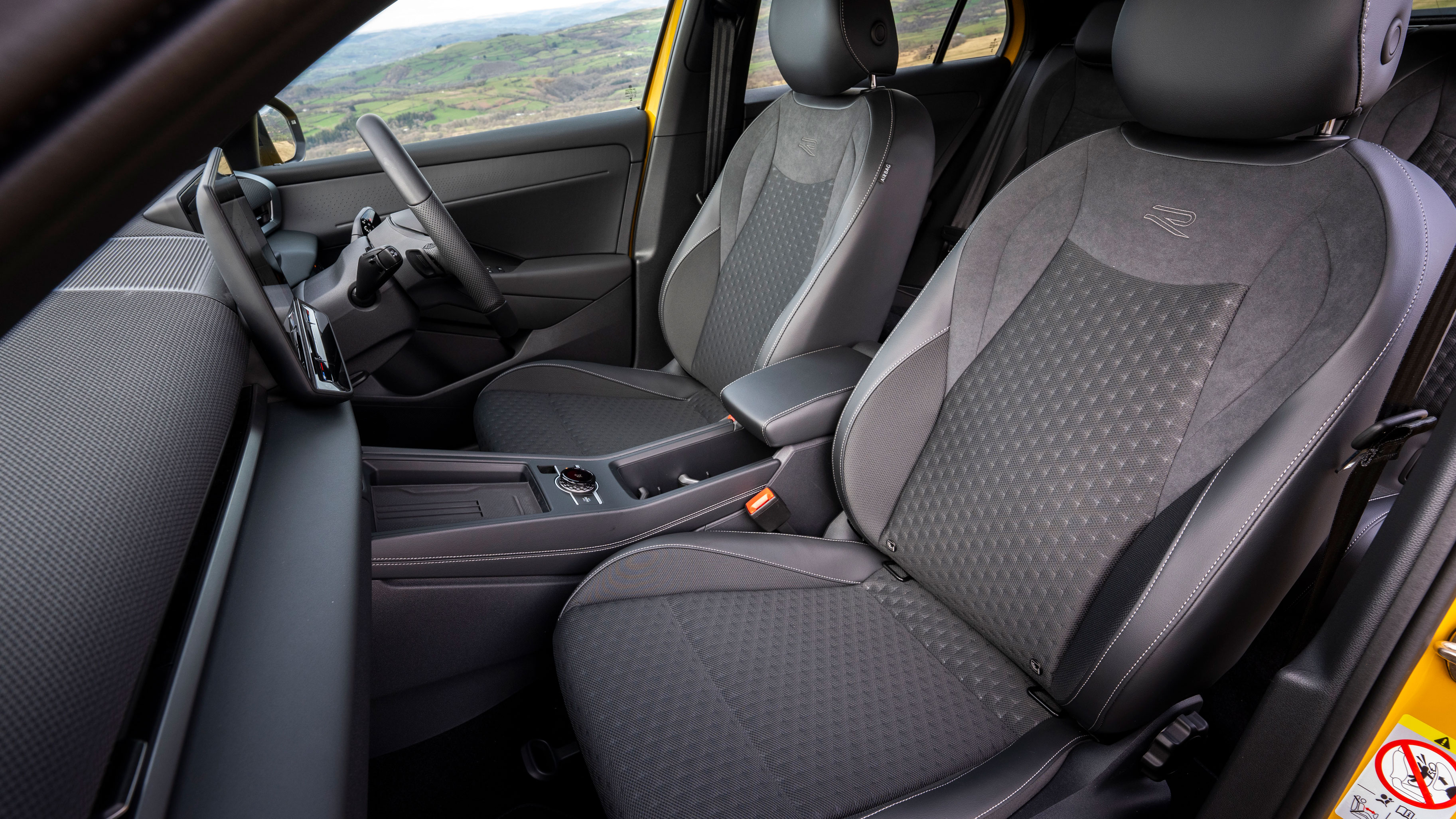 Volkswagen T-Roc R-Line - front seats