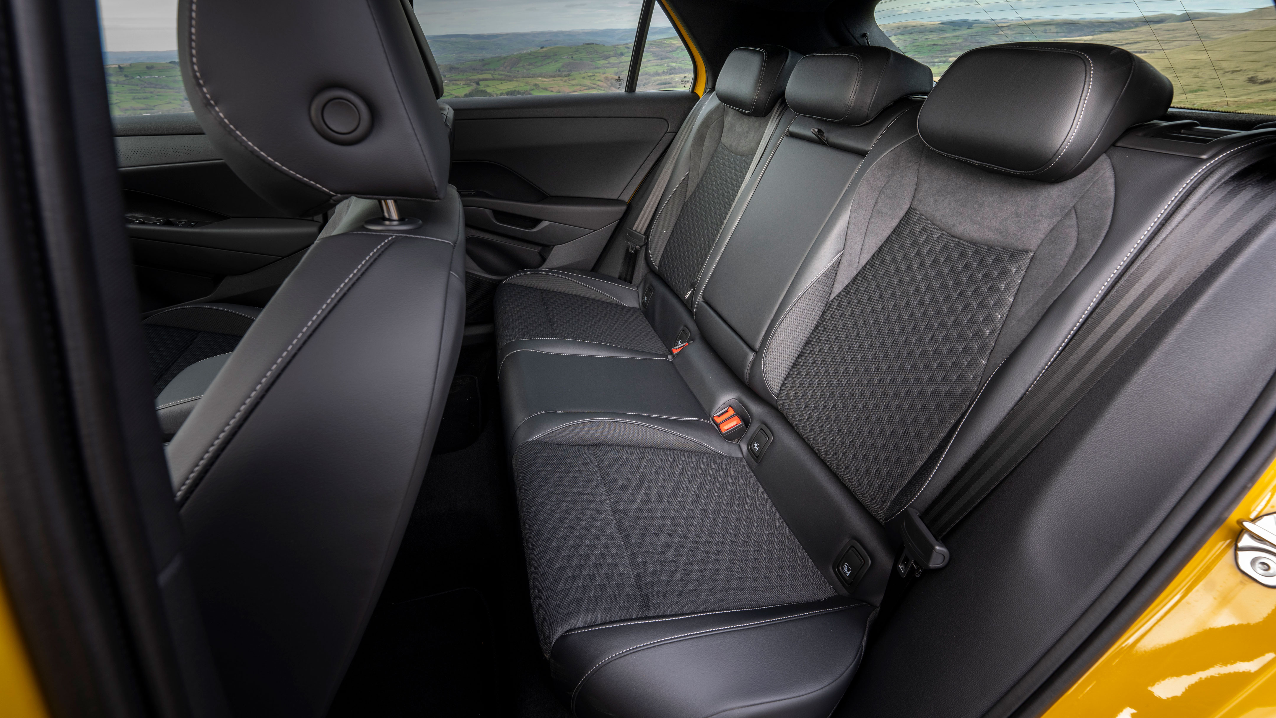 Volkswagen T-Roc R-Line - rear seats
