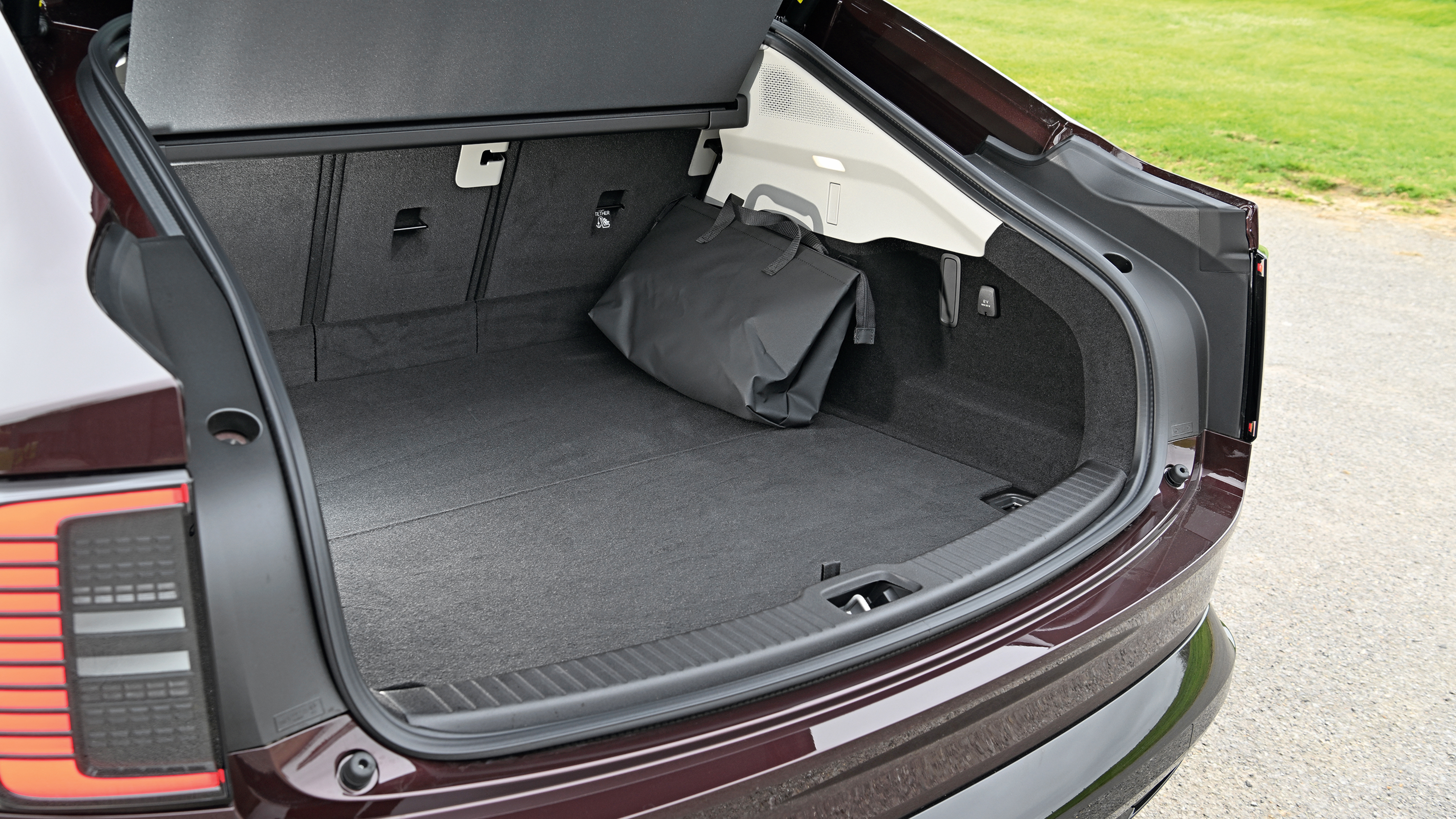 Volvo ES90 - boot space