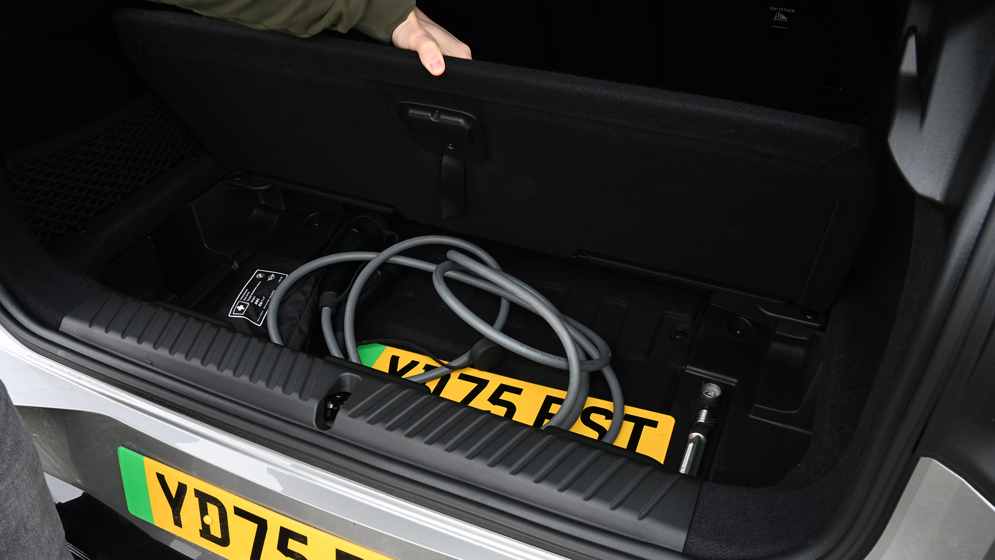 BMW iX3 - underfloor storage