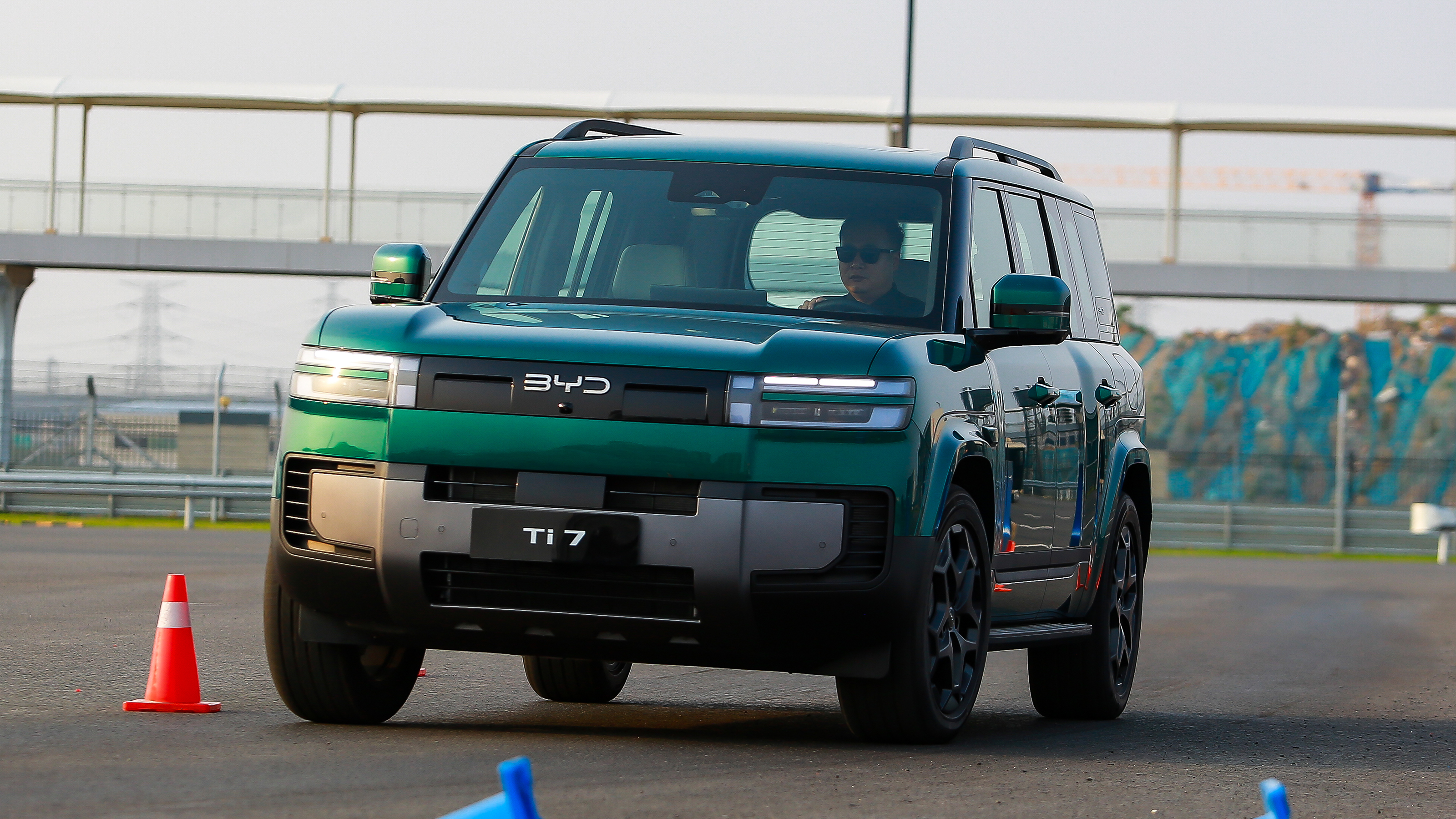 New BYD Ti7 - front cornering 