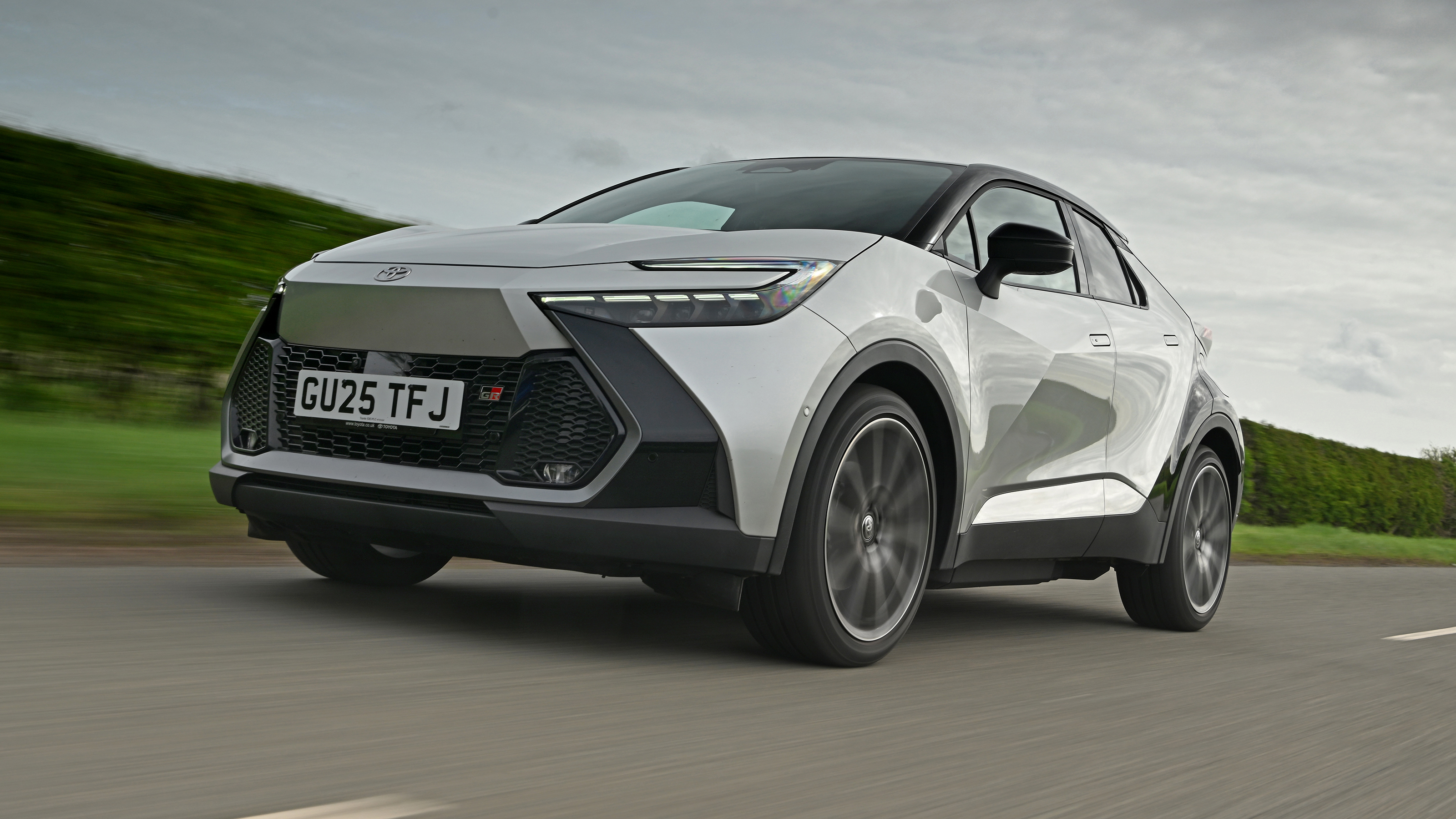 Toyota C-HR - front tracking