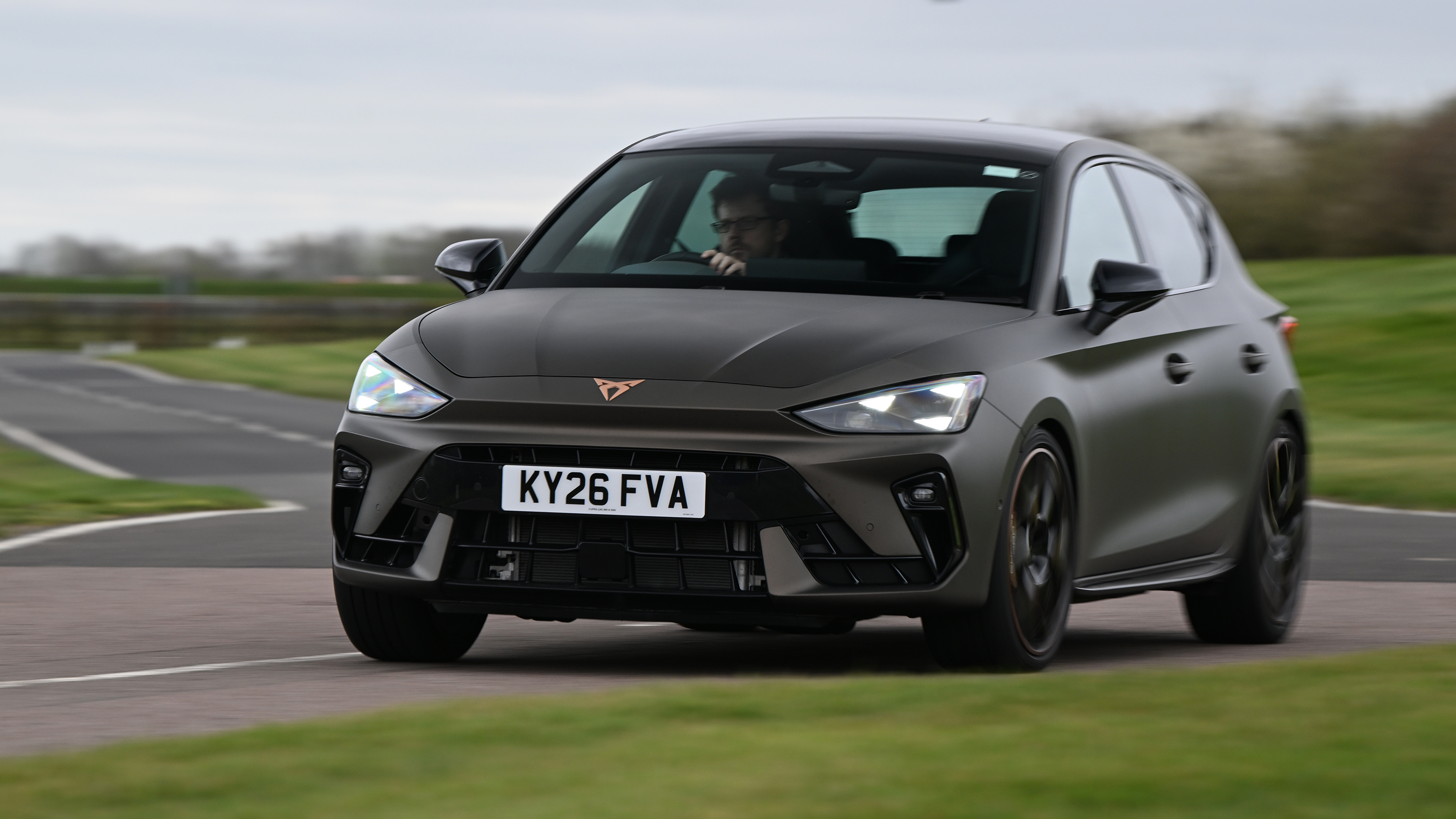 Cupra Leon - front cornering