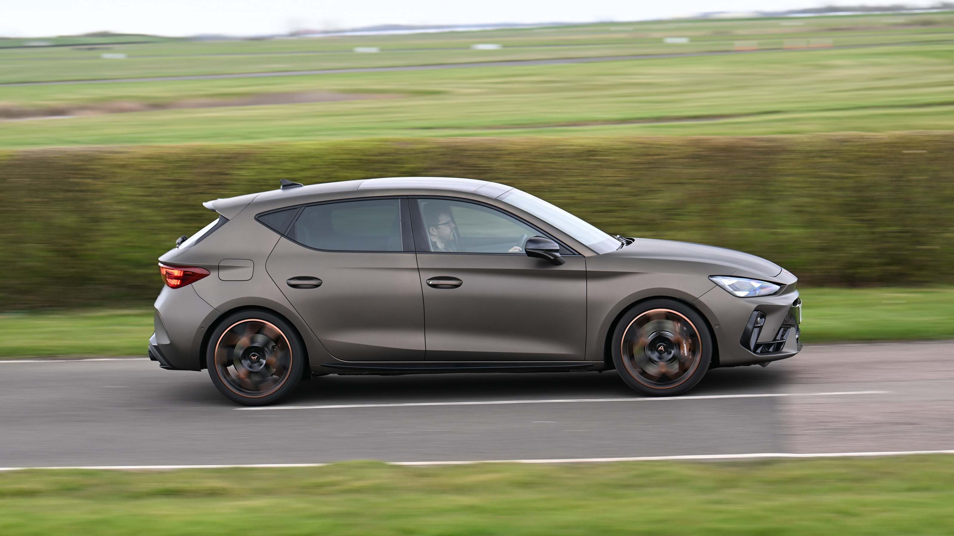Cupra Leon - side action