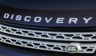 Land Rover Discovery badge