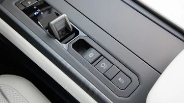 Lexus ES - button