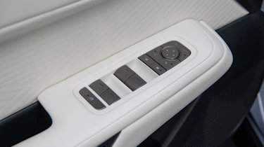 Lexus ES - door detail