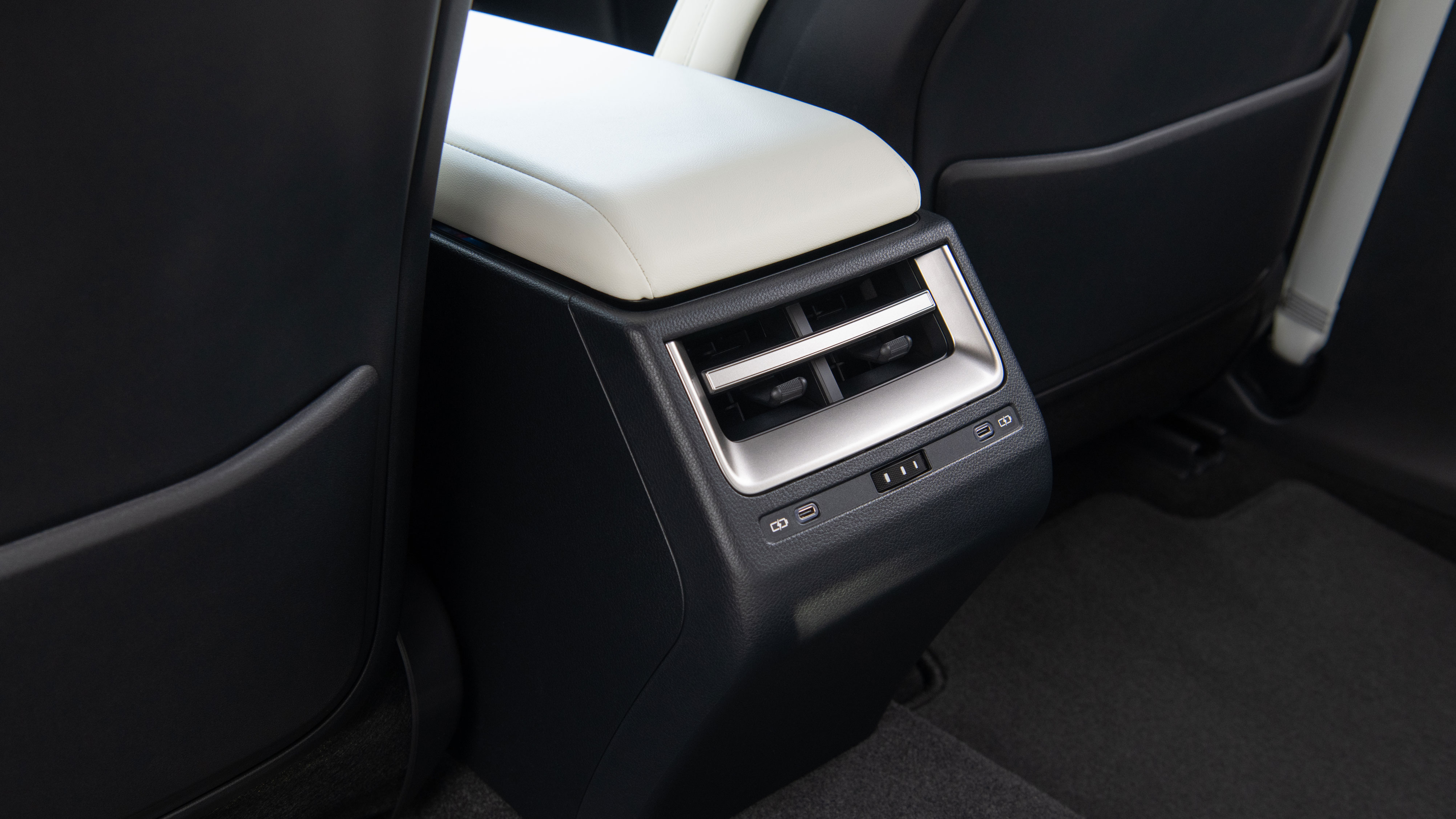 Lexus ES - rear vents