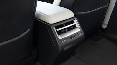 Lexus ES - rear vents