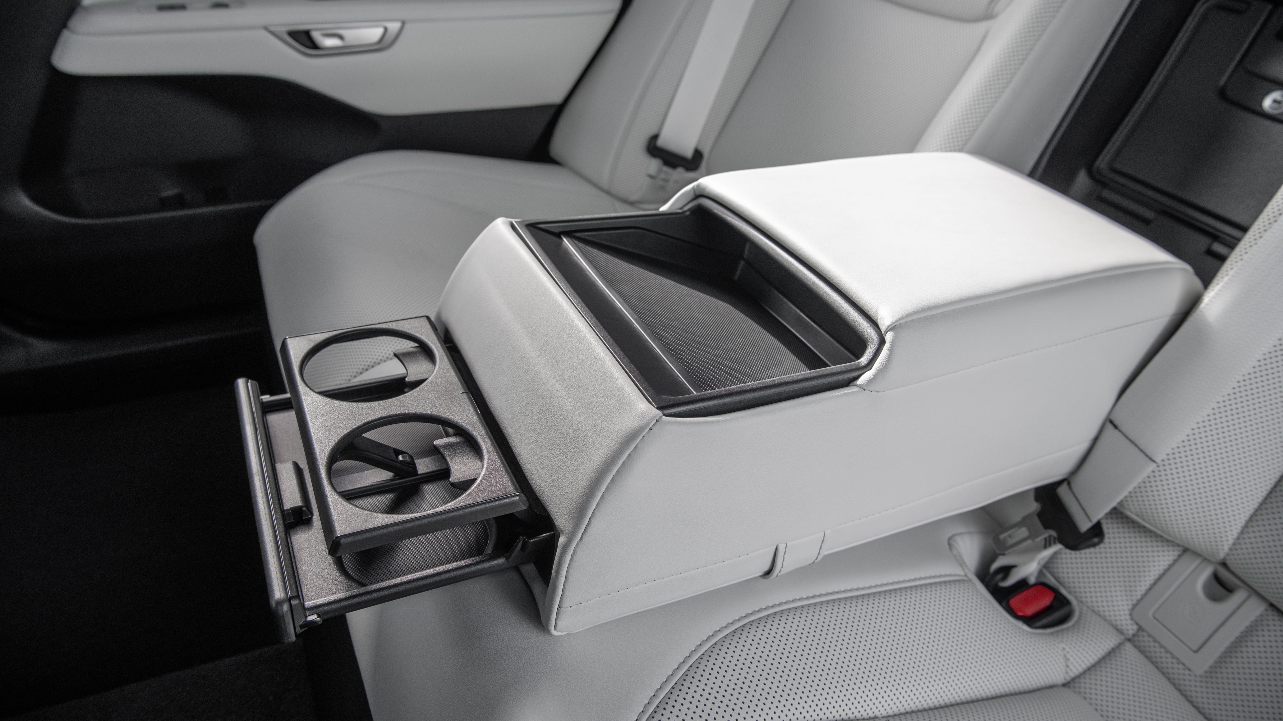 Lexus ES - cup holders
